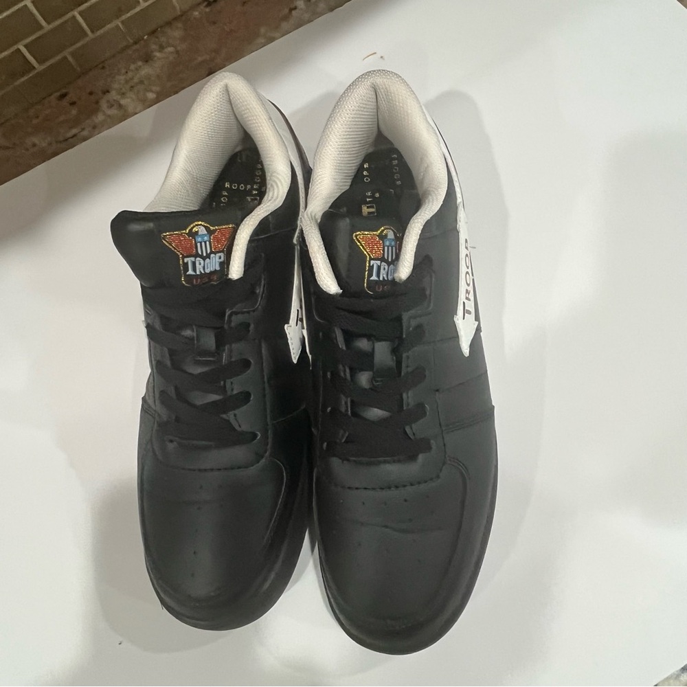 Troop Men's  Crown Old School Sneaker SIZE 11